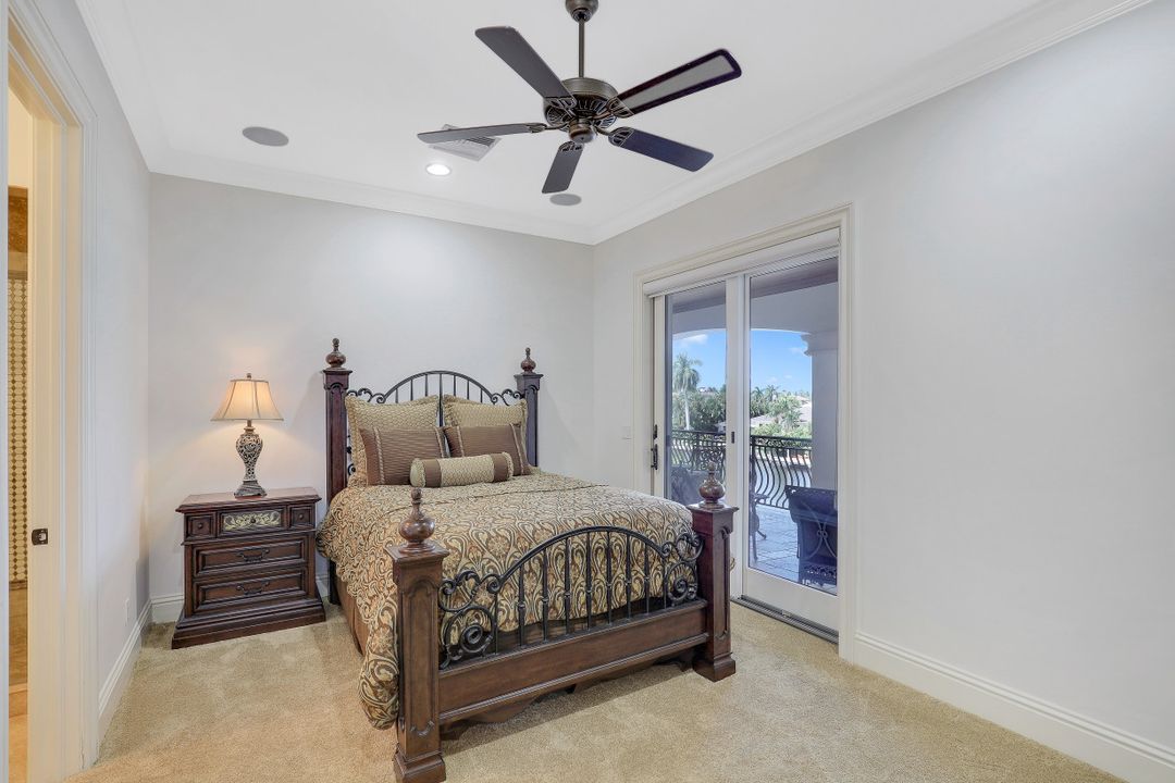 1940 6th St S, Naples, FL 34102