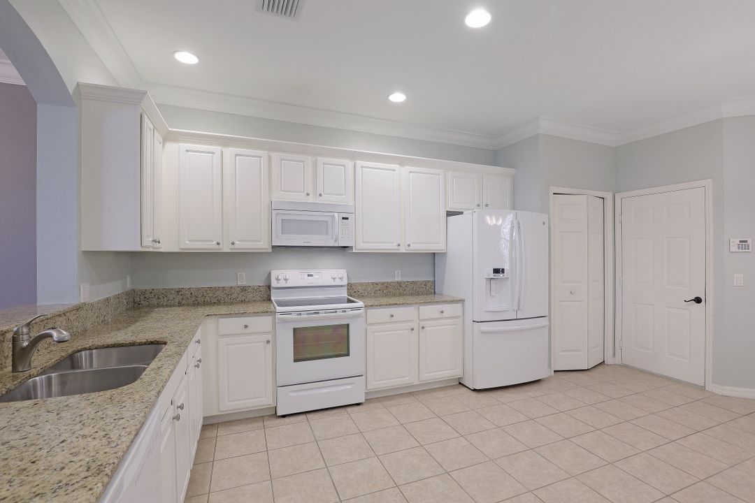 9723 Heatherstone Lake Ct, Estero, FL 33928