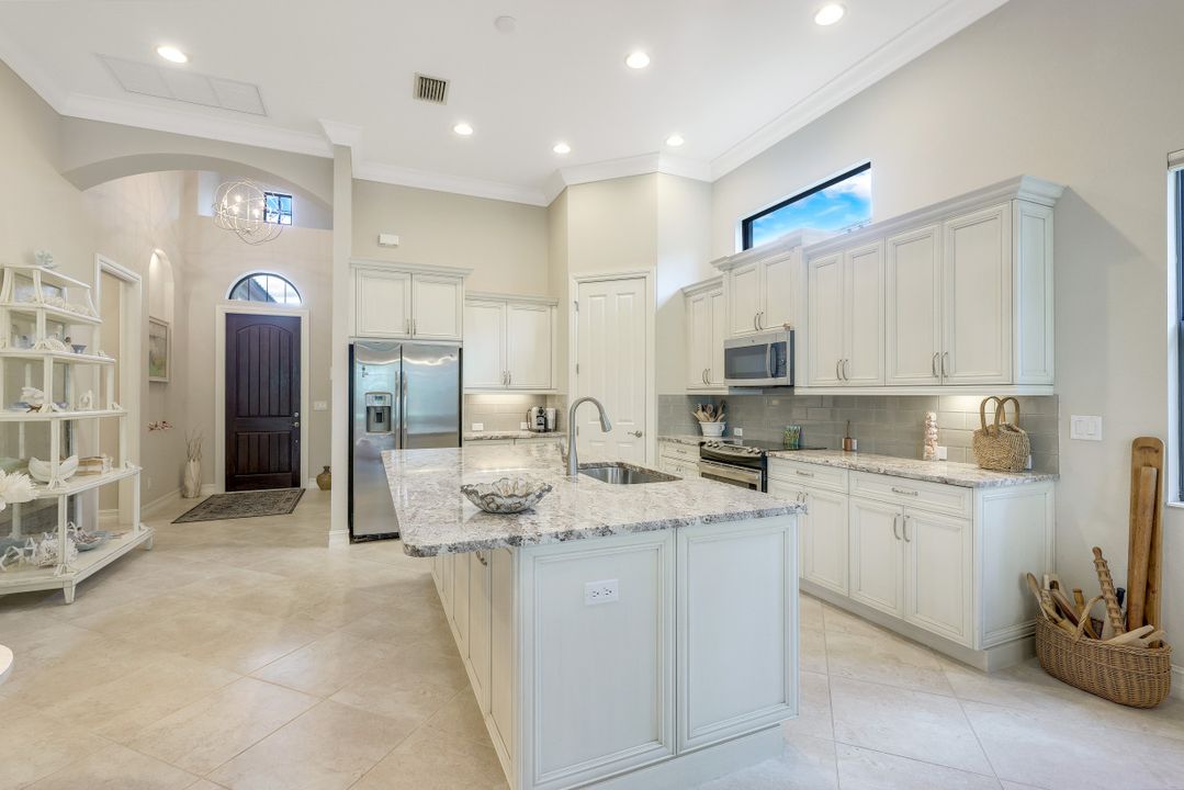 7375 Lantana Cir, Naples, FL 34119