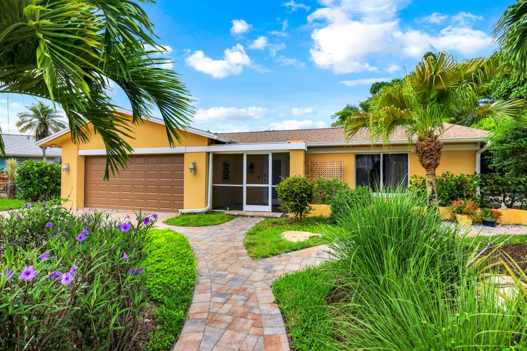 1068 Lake Shore Ct, Naples, FL 34103