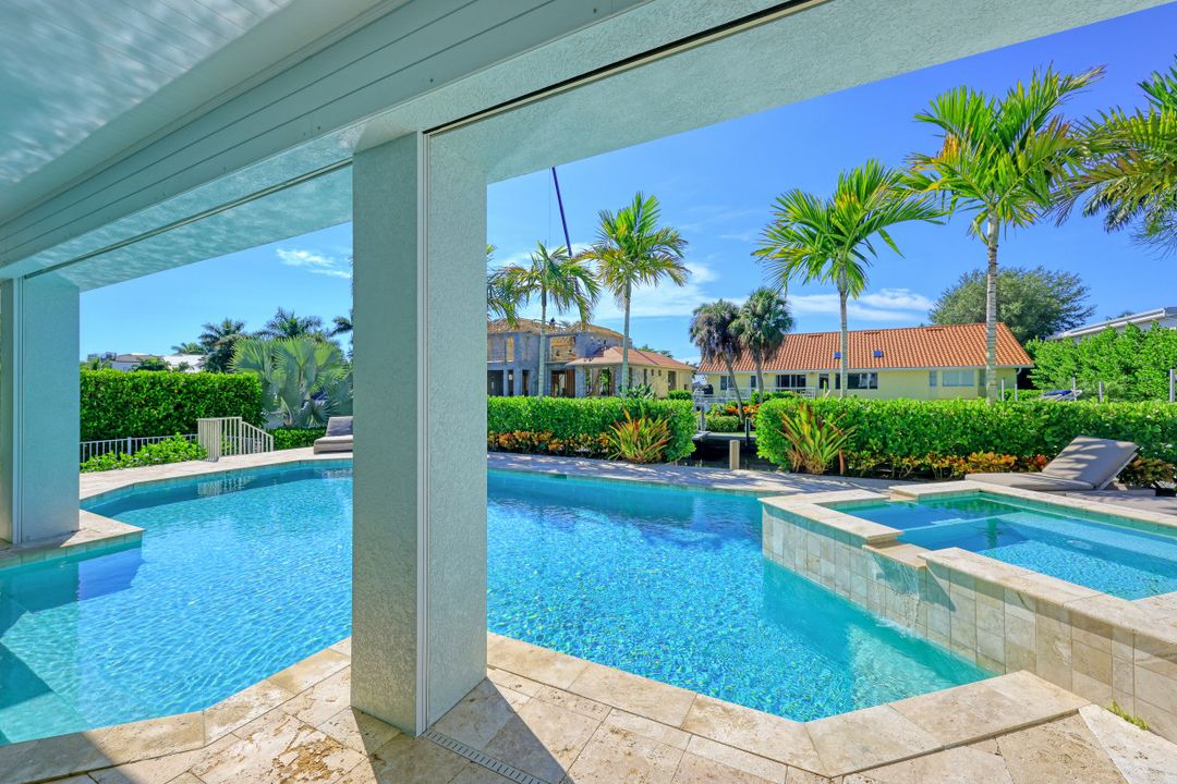 580 15th Ave S, Naples, FL 34102