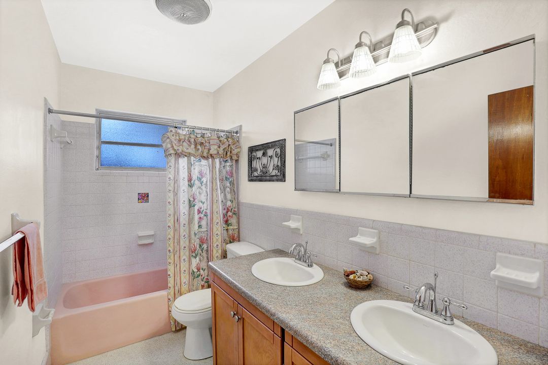 658 97th Ave N, Naples, FL 34108