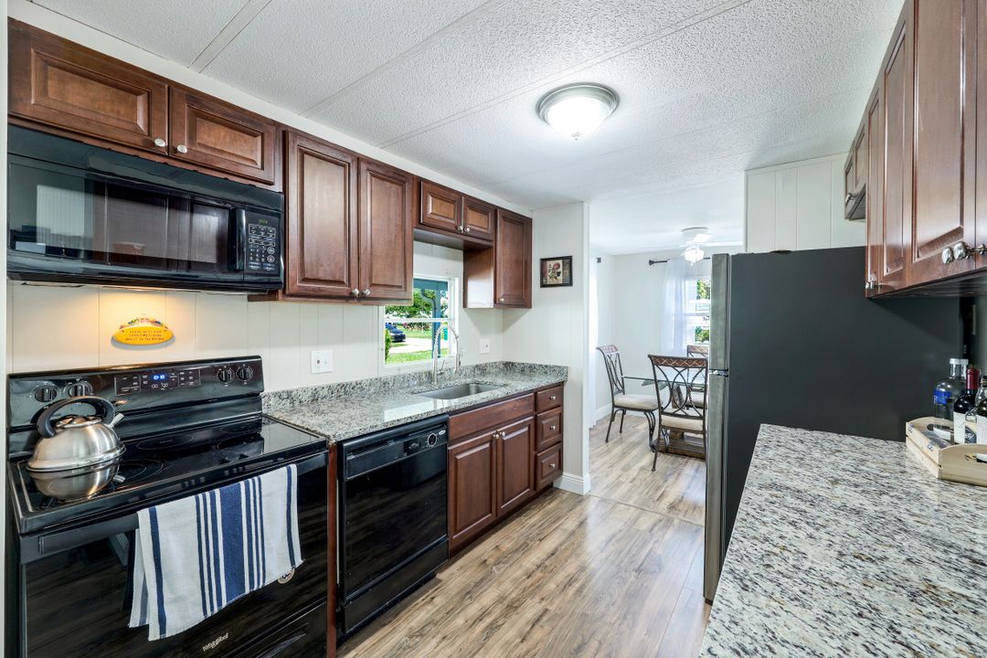 21 Lemans Dr, Naples, FL 34112