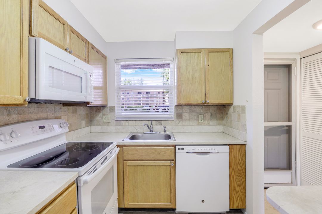 190 Turtle Lake Ct #101, Naples, FL 34105