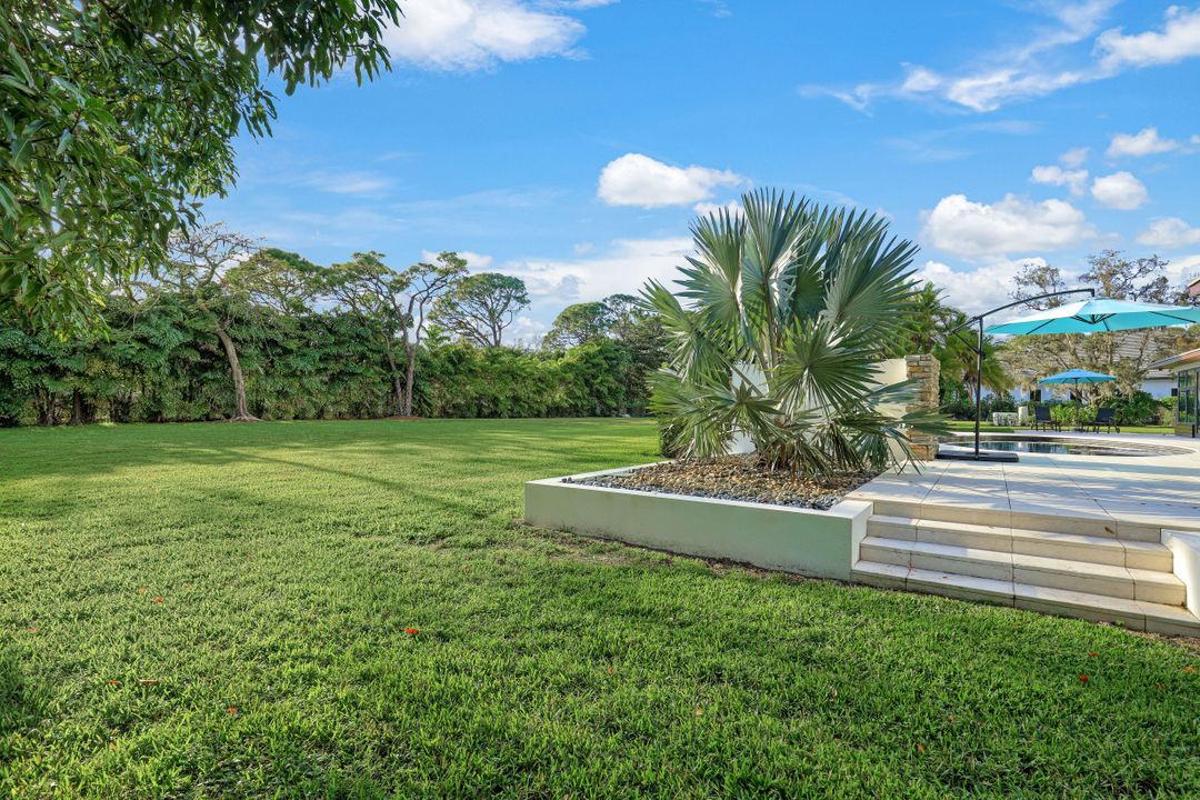 615 Carica Rd, Naples, FL 34108