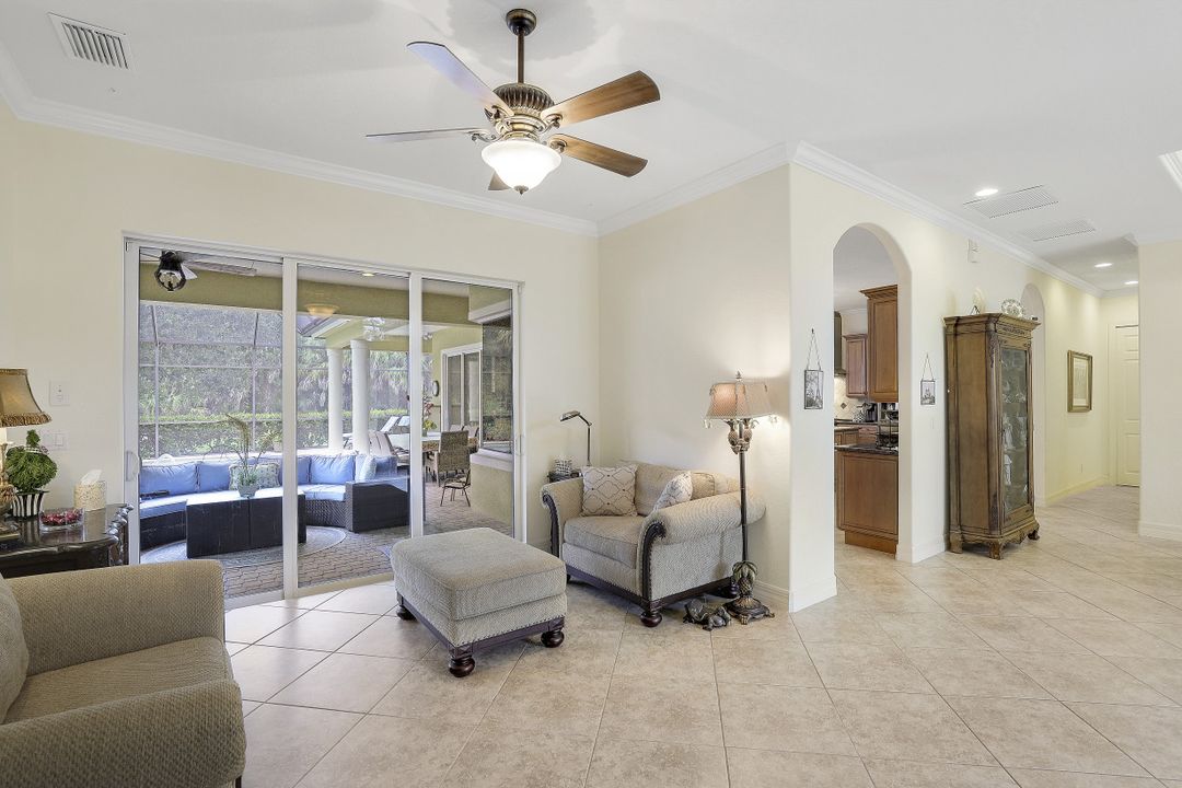 467 Saddlebrook Ln, Naples, FL 34110