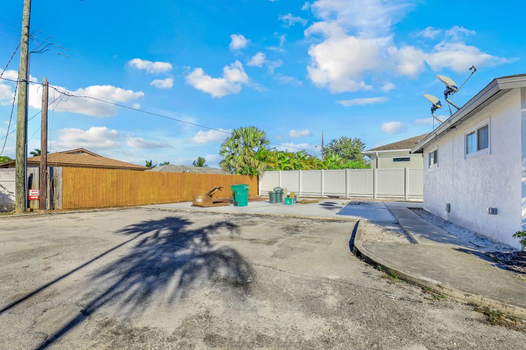 549 94th Ave N #B, Naples, FL 34108