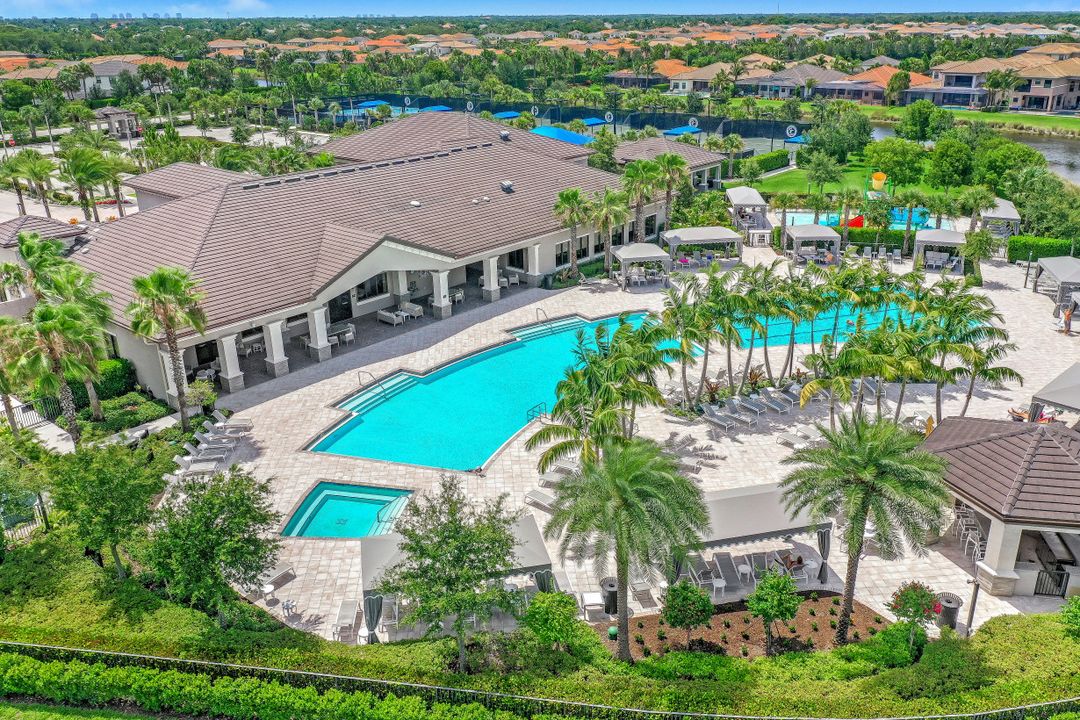 4488 Aurora St, Naples, FL 34119