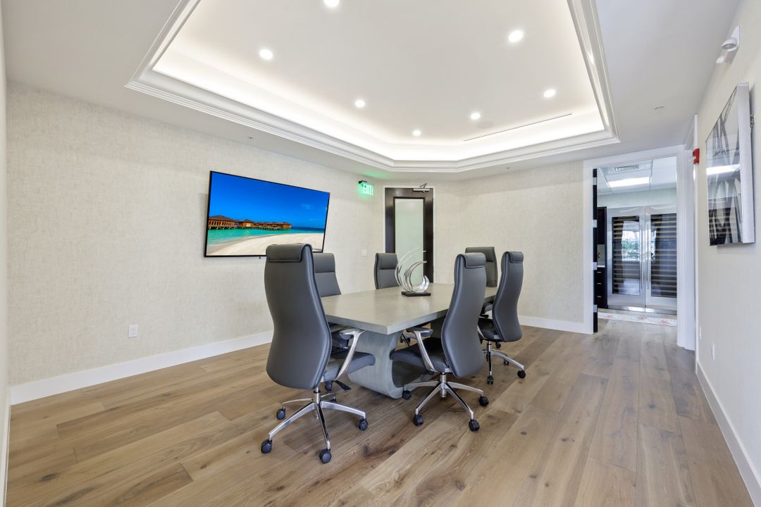 599 Tamiami Trail N #200, Naples, FL 34102