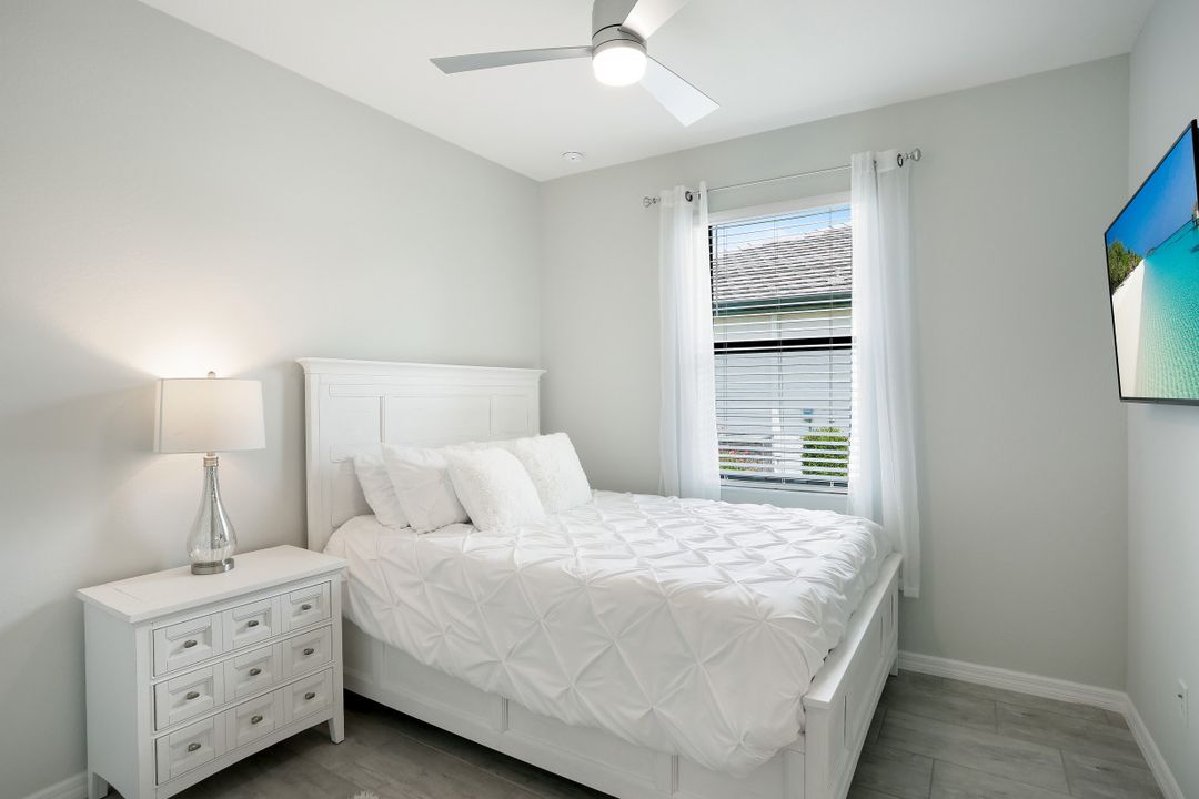 9385 Glenforest Dr, Naples, FL 34120