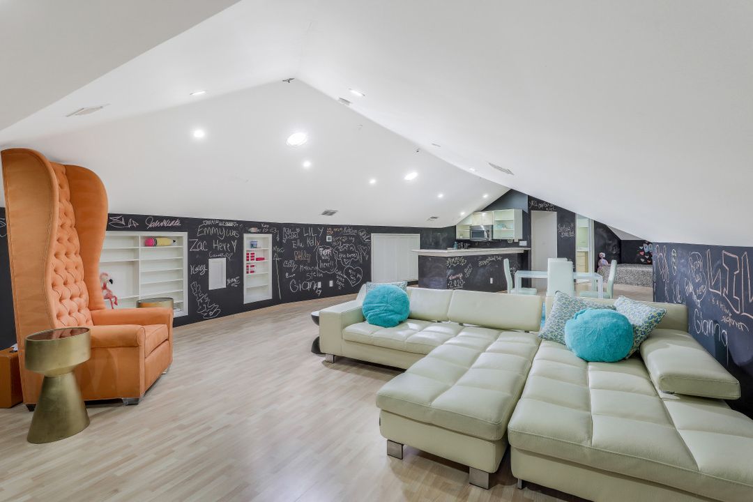 6262 Standing Oaks Ln, Naples, FL 34119