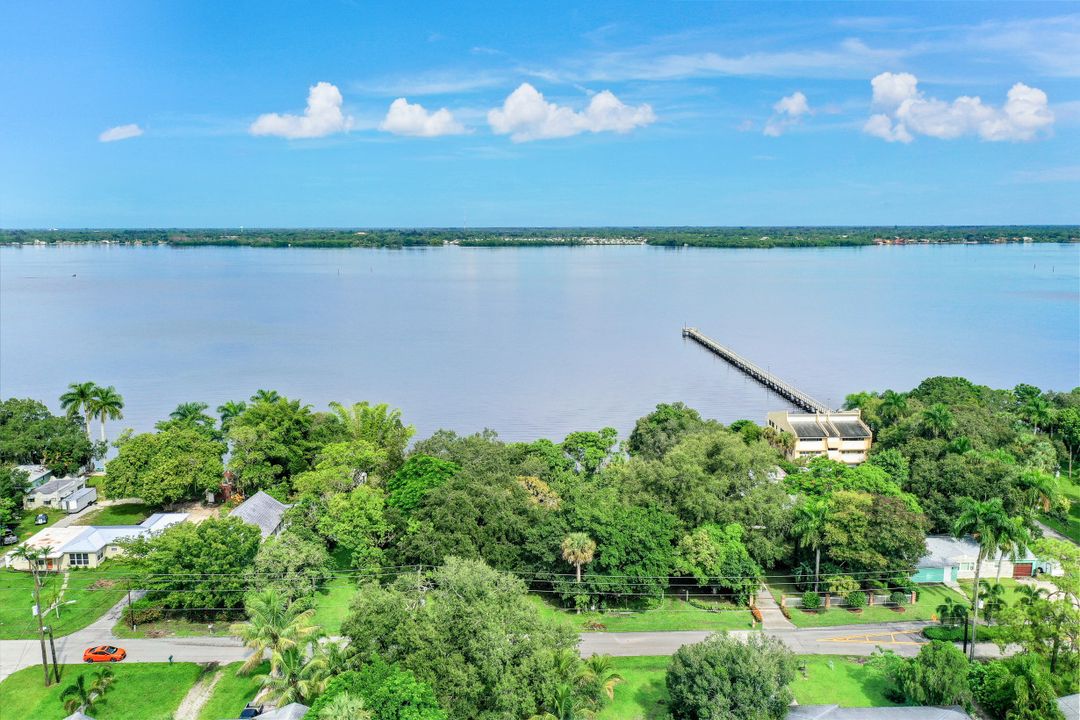 3367 E Riverside Dr, Fort Myers, FL 33916