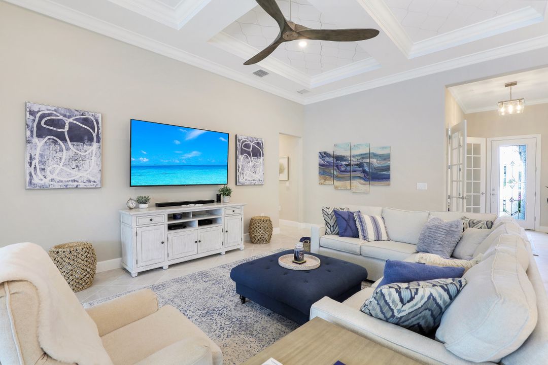 9483 Greyhawk Trl, Naples, FL 34120