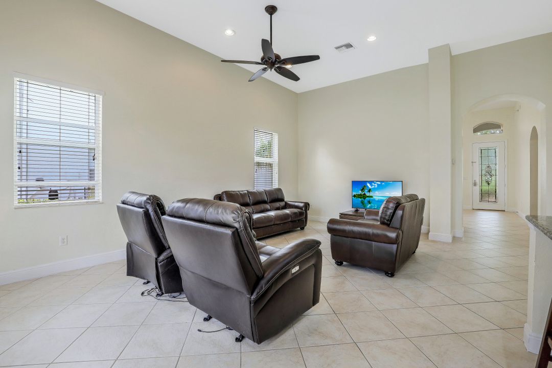 1717 Birdie Dr, Naples, FL 34120