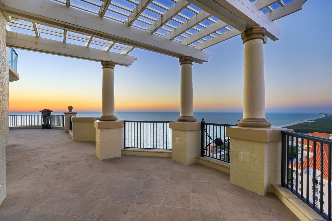 81 Seagate Dr #2001, Naples, FL 34103