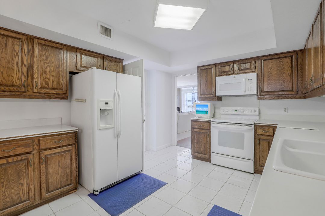 4051 Gulf Shore Blvd N #1105, Naples, FL 34103