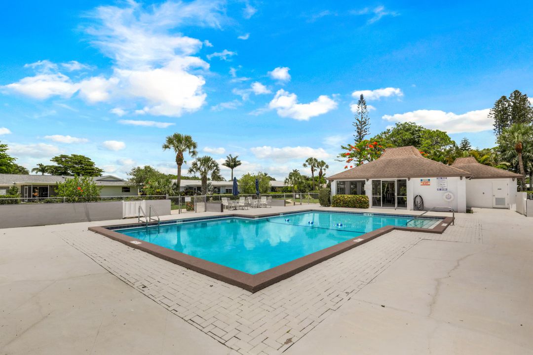 633 Cypress Way E, Naples, FL 34110