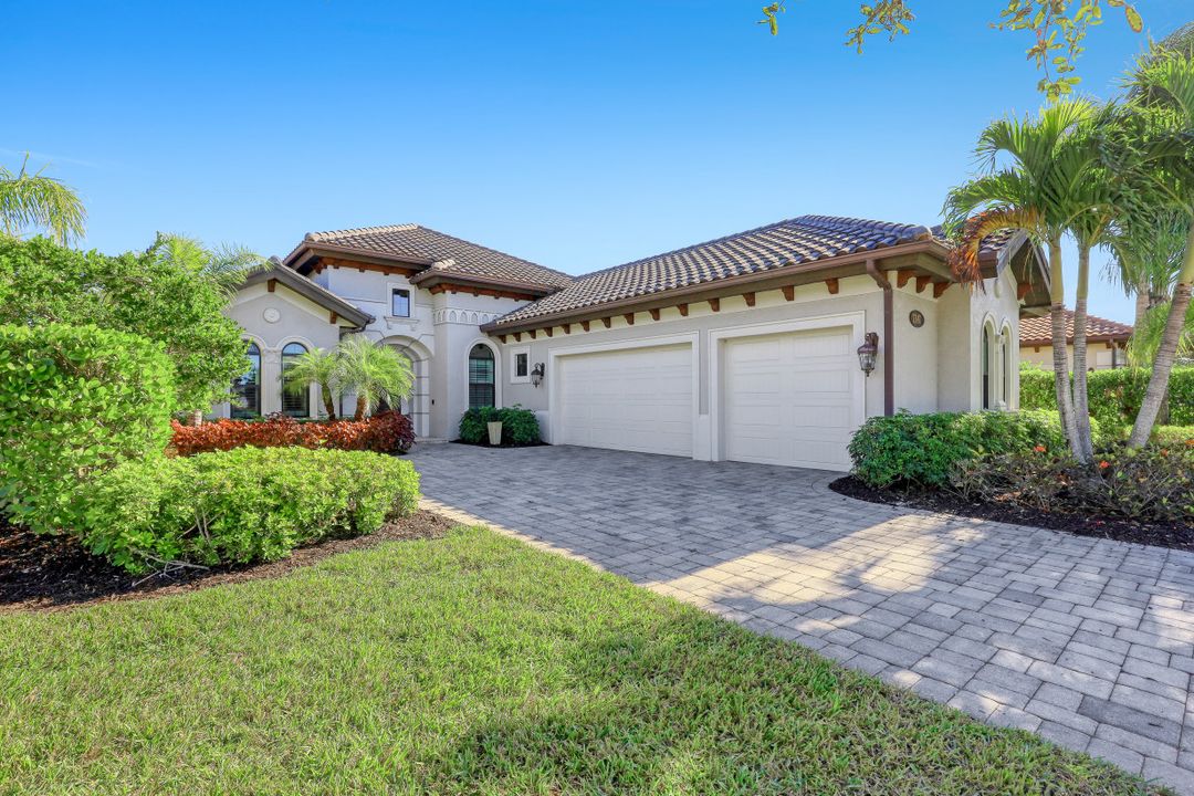 7247 Lantana Cir, Naples, FL 34119