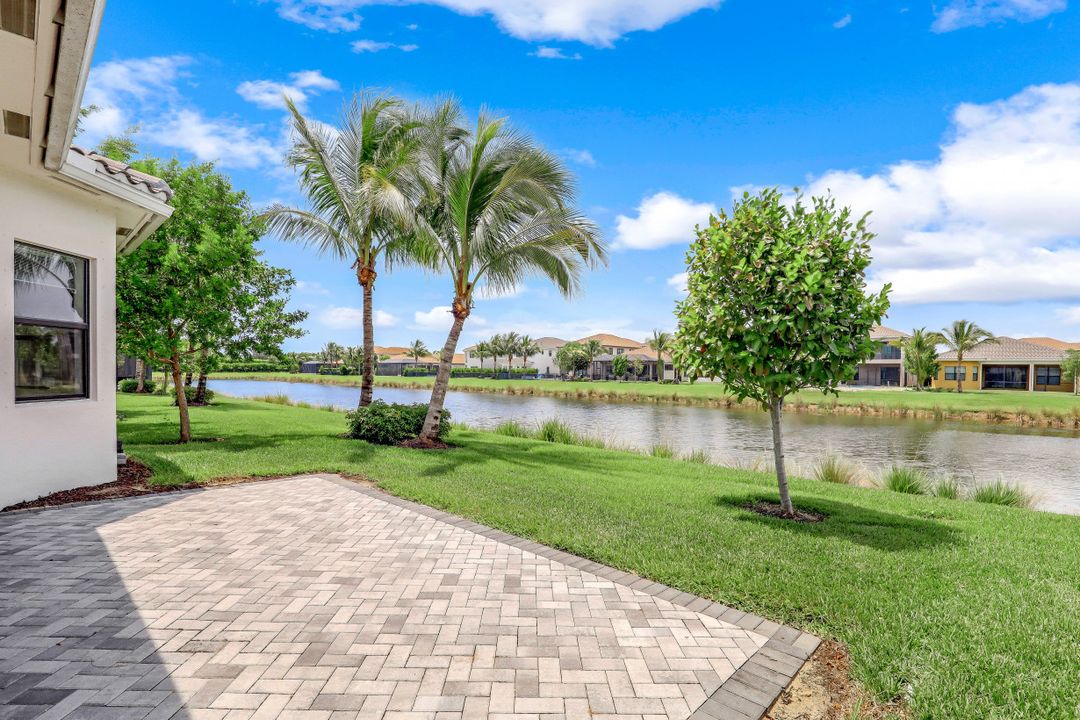 4488 Aurora St, Naples, FL 34119