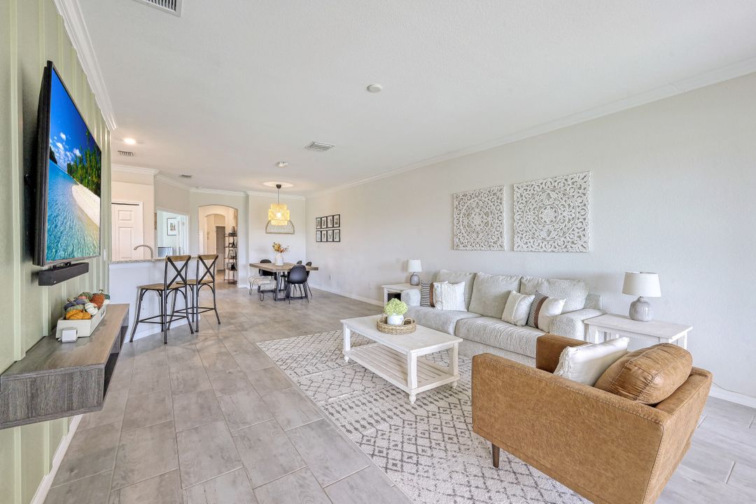 2042 Tamarron Ln, Naples, FL 34120