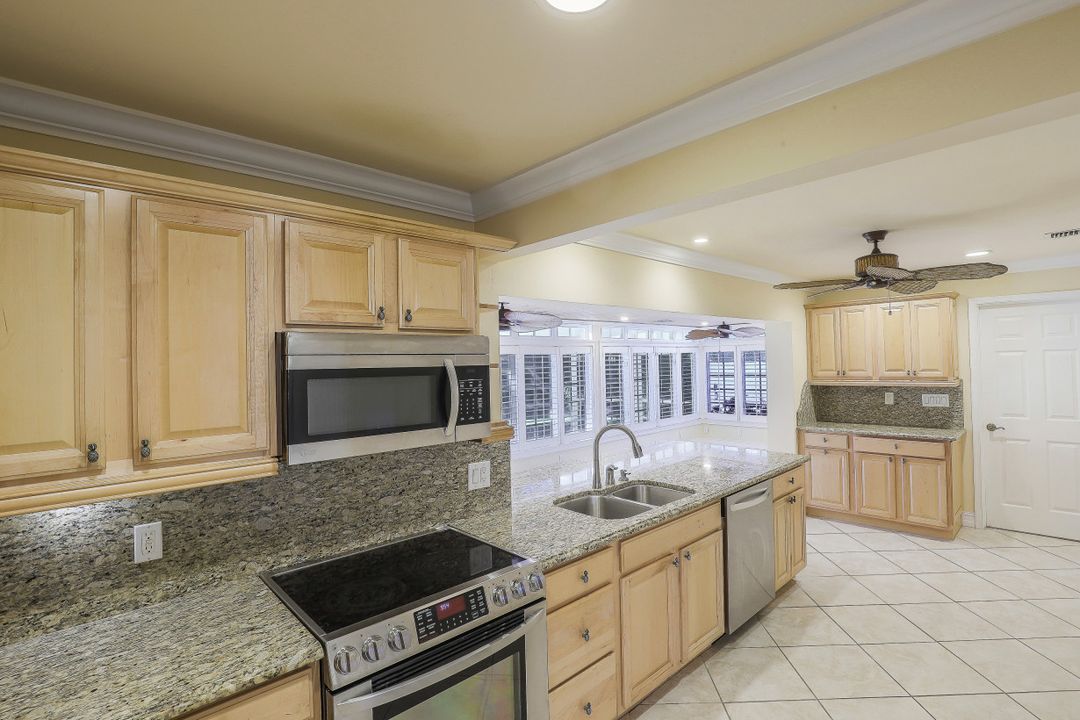 710 95th Ave N, Naples, FL 34108