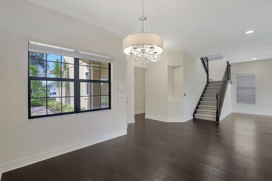 4489 Aurora St, Naples, FL 34119