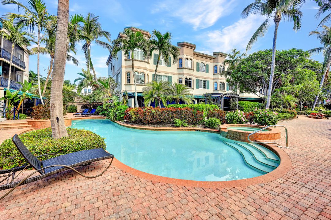 431 4th Ave S, Naples, FL 34102