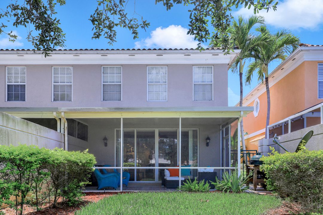 5637 Cove Cir, Naples, FL 34119