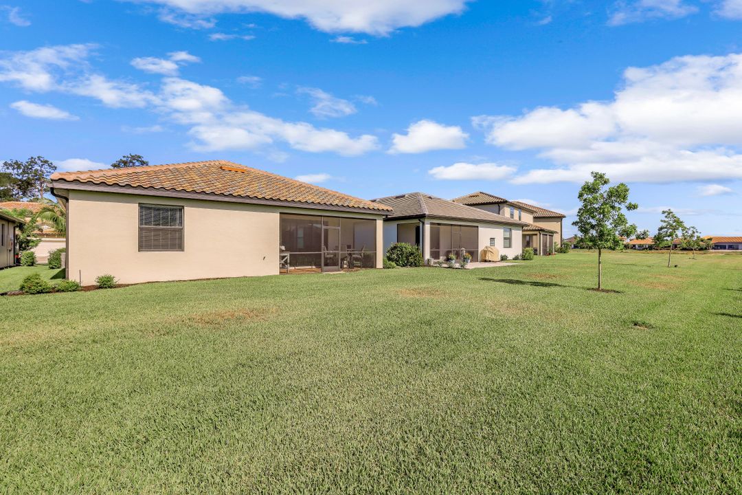 9460 Foxglove Ln, Naples, FL 34120