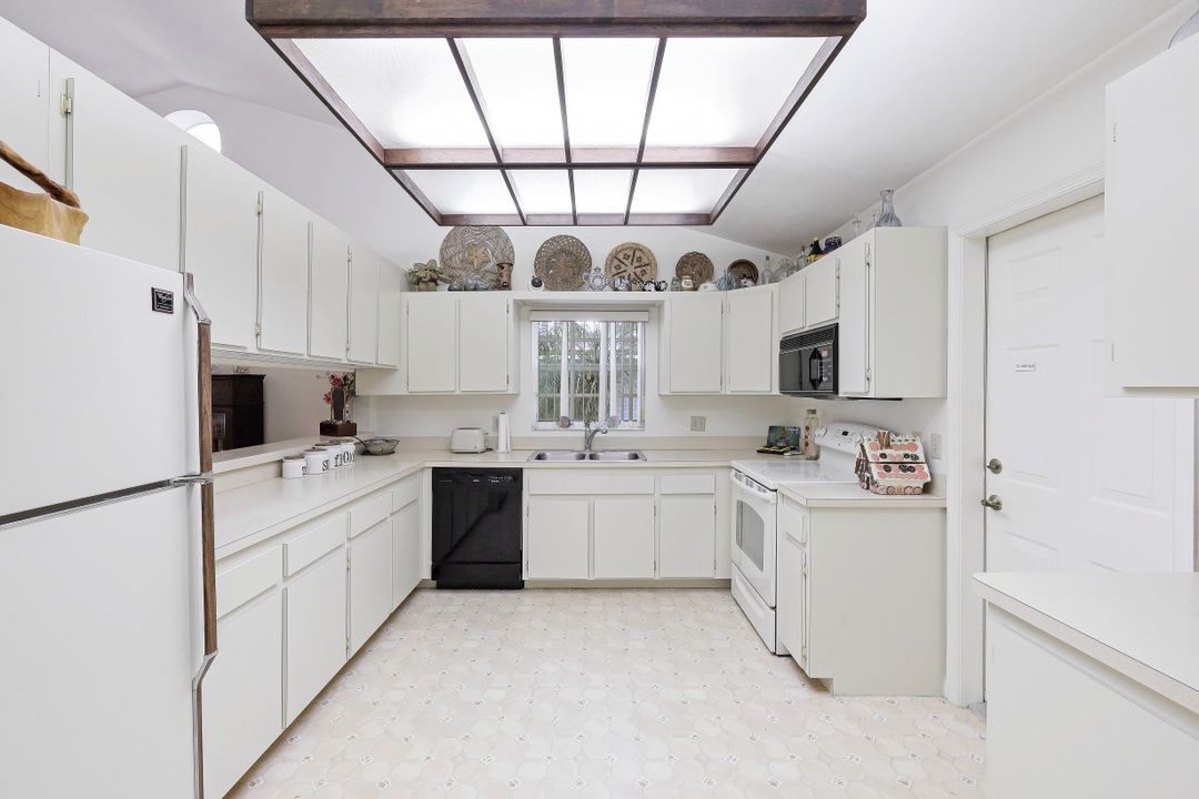 812 102nd Ave N, Naples, FL 34108