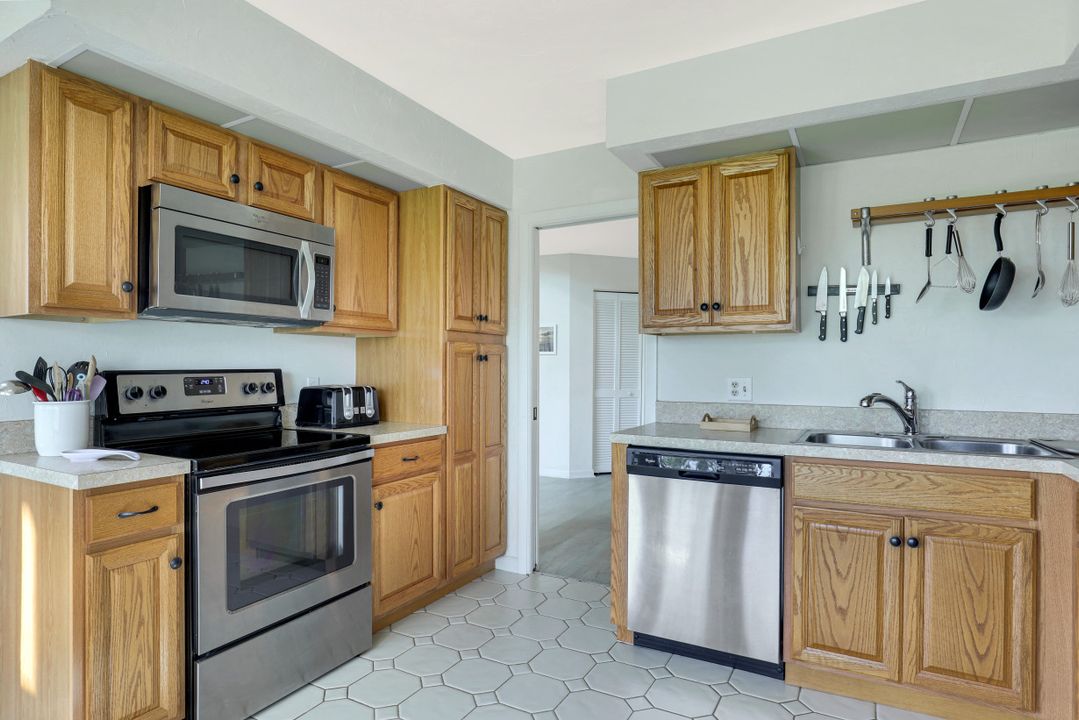 27131 Oakwood Lake Dr, Bonita Springs, FL 34134