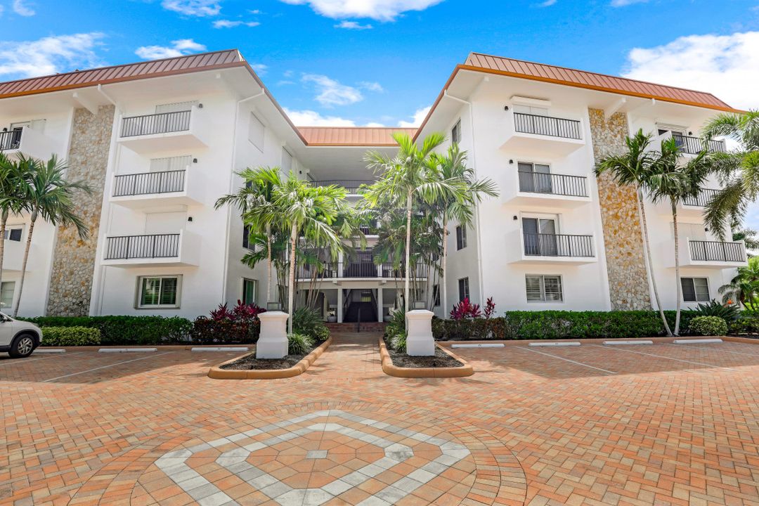 2900 Gulf Shore Blvd N #102, Naples, FL 34103