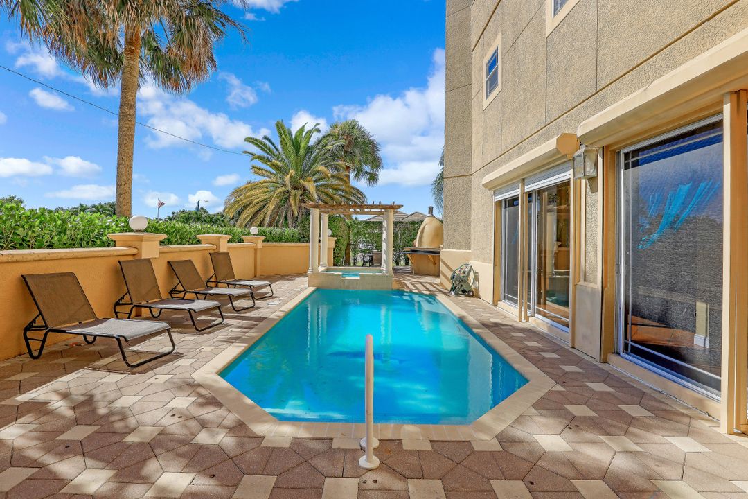 9625 6th St N, Naples, FL 34108