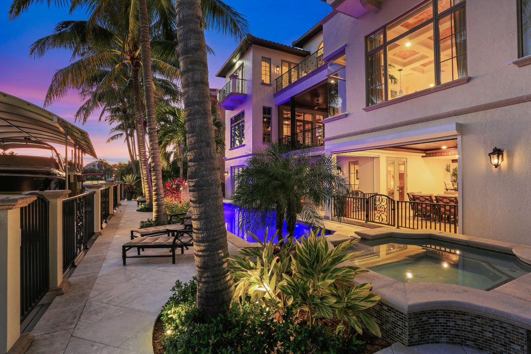 172 Seabreeze Ave, Naples, FL 34108