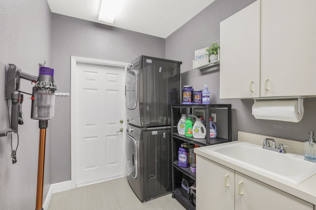 997 Aqua Ln, Fort Myers, FL 33919