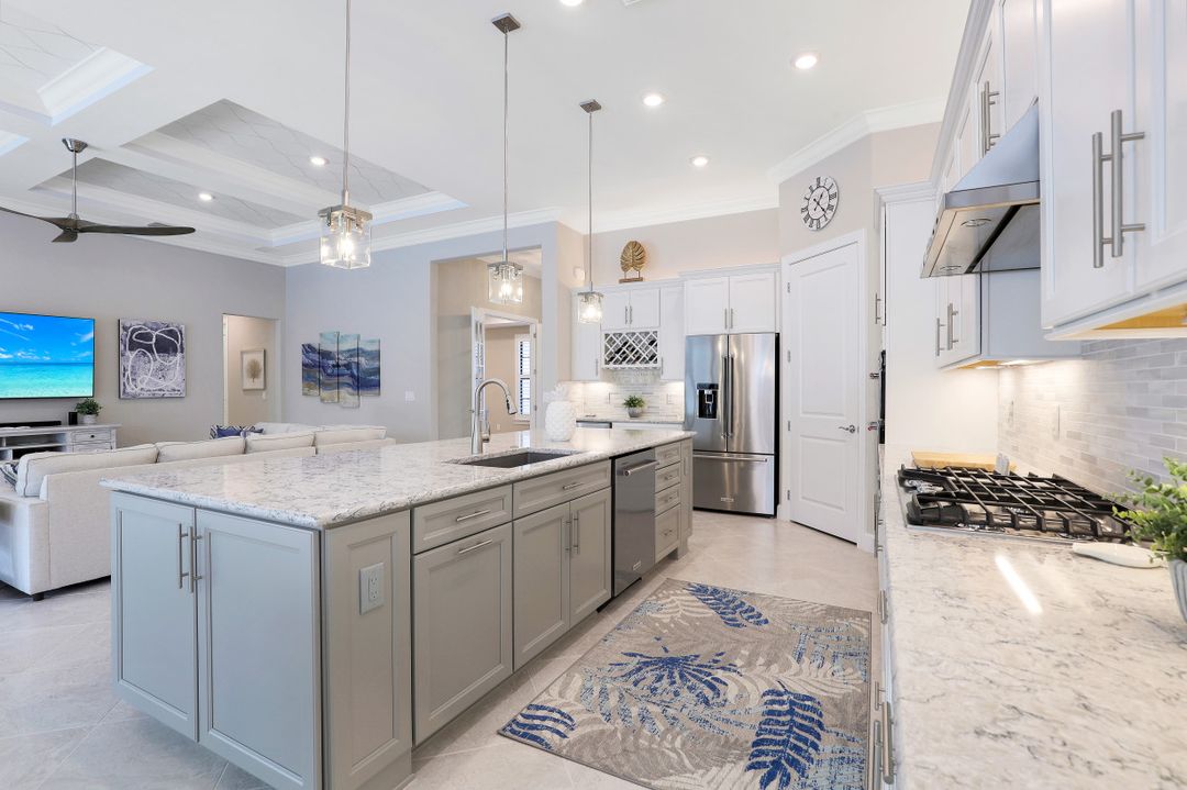 9483 Greyhawk Trl, Naples, FL 34120