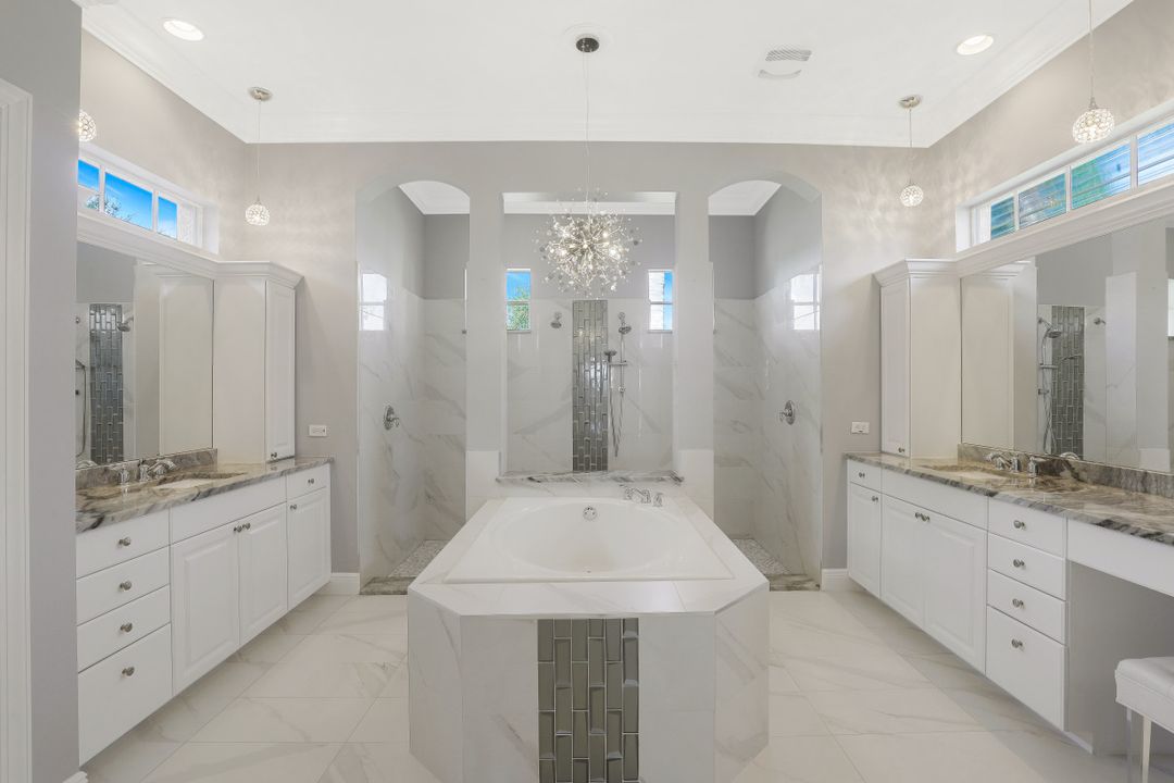 8826 Spinner Cove Ln, Naples, FL 34120