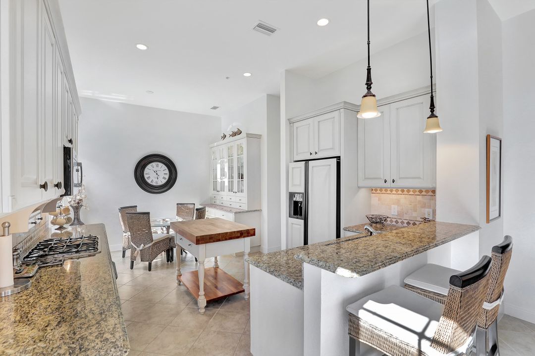 9243 Tesoro Ln #204, Naples, FL 34114