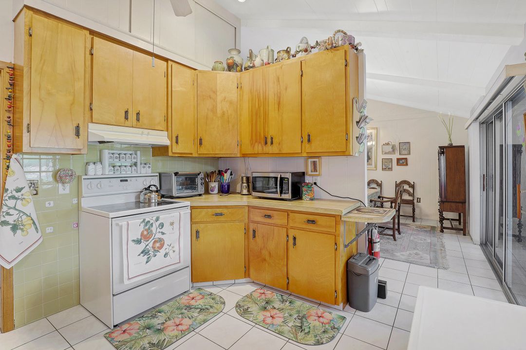 10442 Vanderbilt Dr, Naples, FL 34108