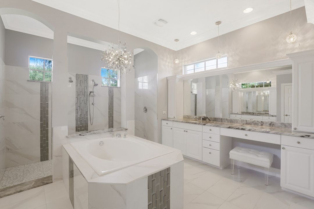 8826 Spinner Cove Ln, Naples, FL 34120