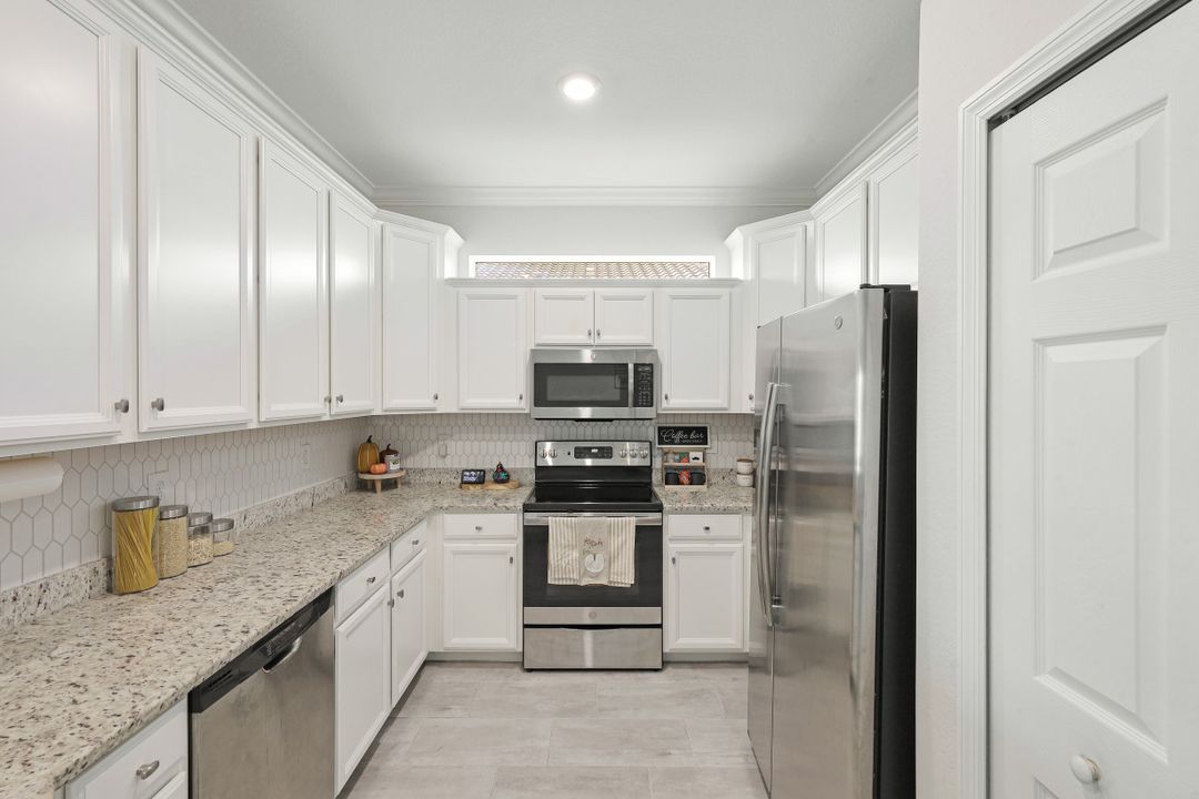 2042 Tamarron Ln, Naples, FL 34120