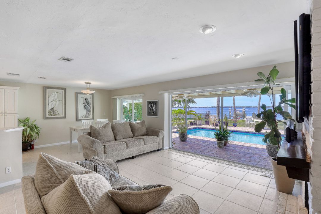 256 Bayshore Dr, Cape Coral, FL 33904