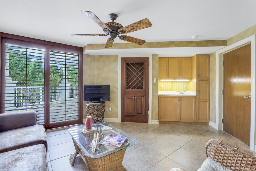 295 Grande Way #905, Naples, FL 34110