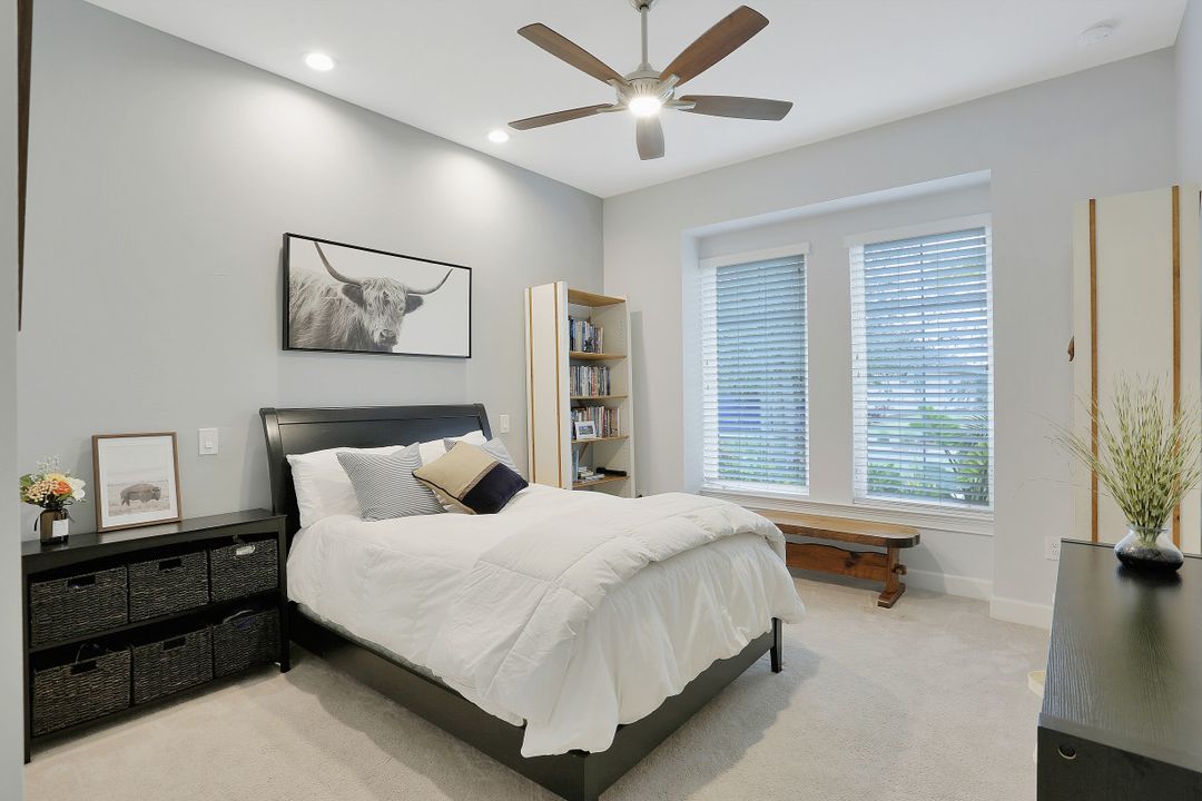 6462 Warwick Ave, Naples, FL 34113