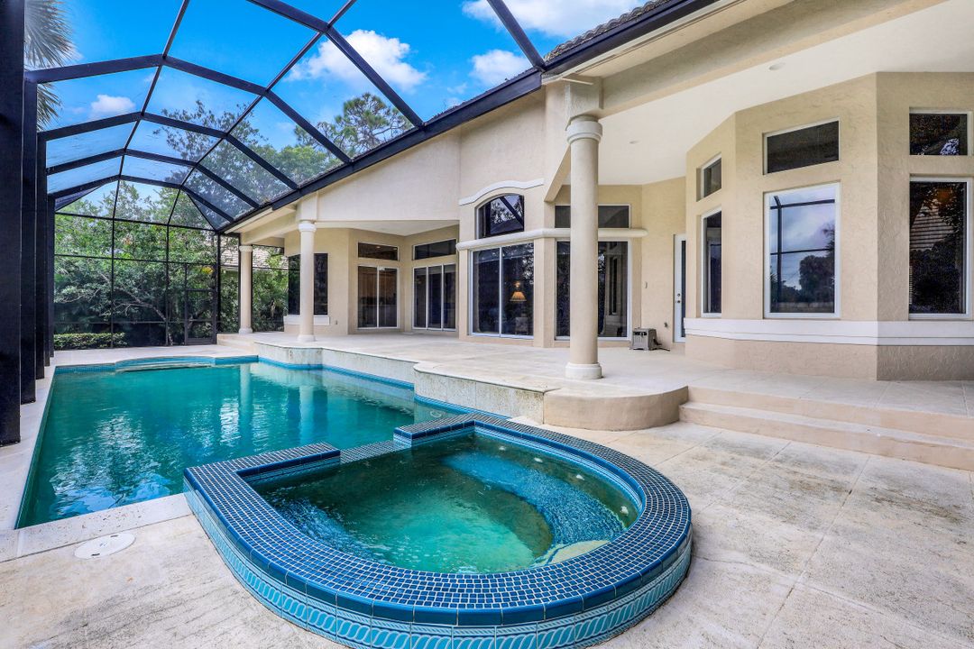 987 Barcarmil Way, Naples, FL 34110