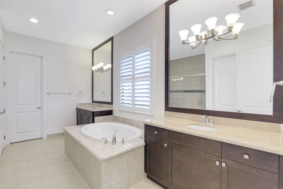 9256 Woodhurst Dr, Naples, FL 34120