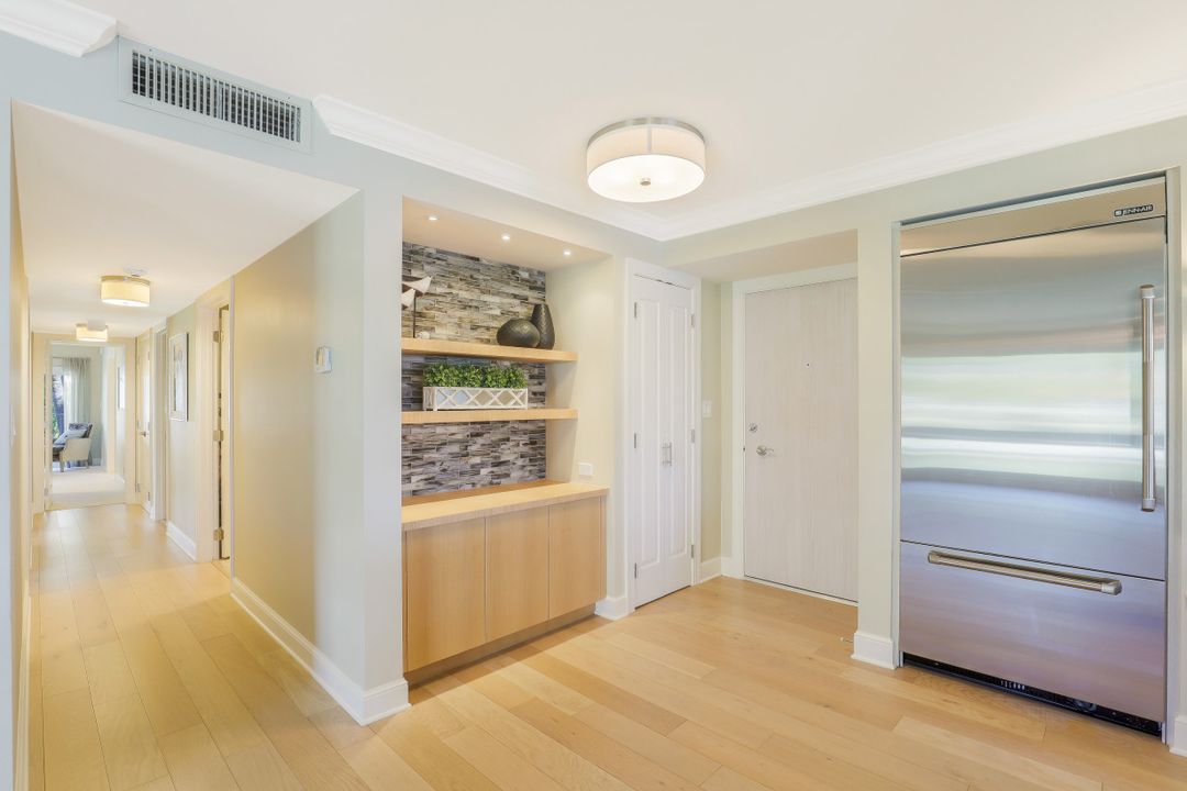 250 Park Shore Dr #103, Naples, FL 34103