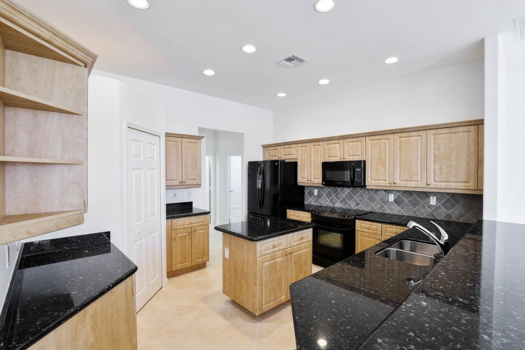 995 Chesapeake Bay Ct, Naples, FL 34120