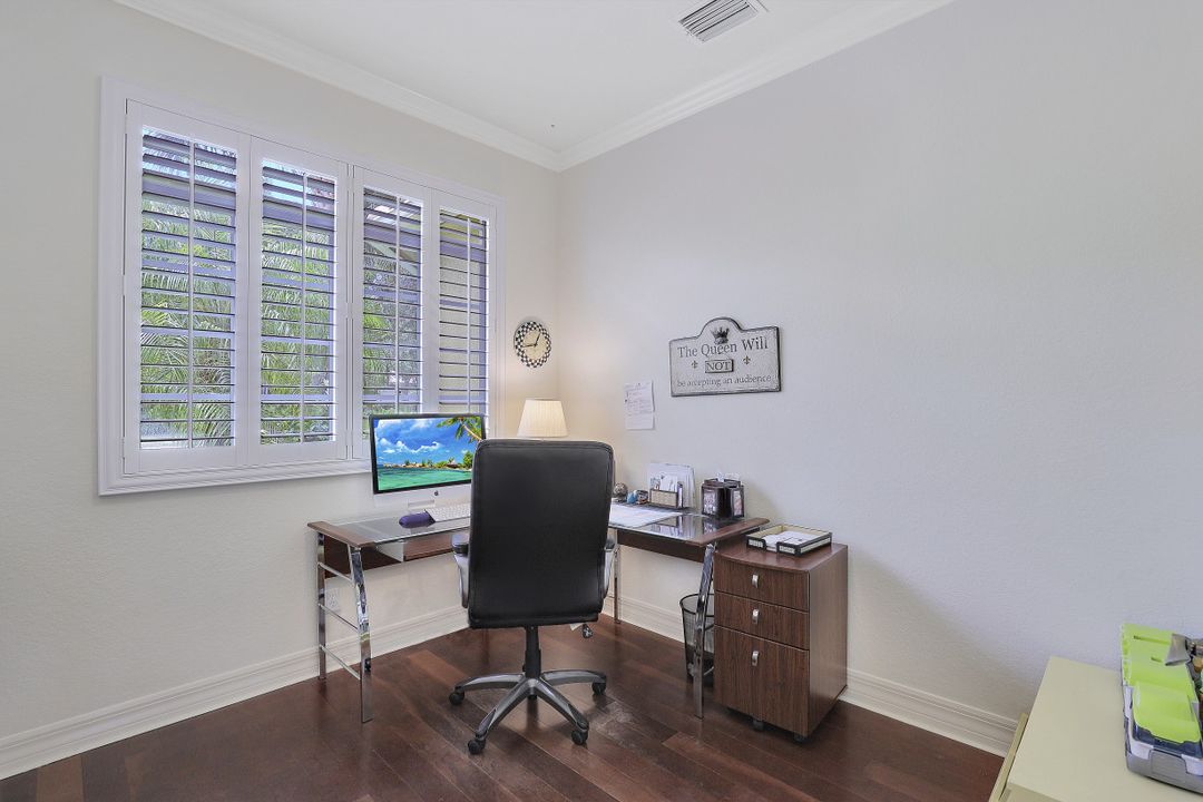 467 Saddlebrook Ln, Naples, FL 34110