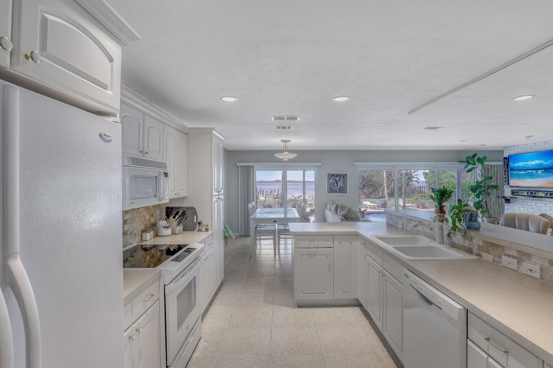 256 Bayshore Dr, Cape Coral, FL 33904